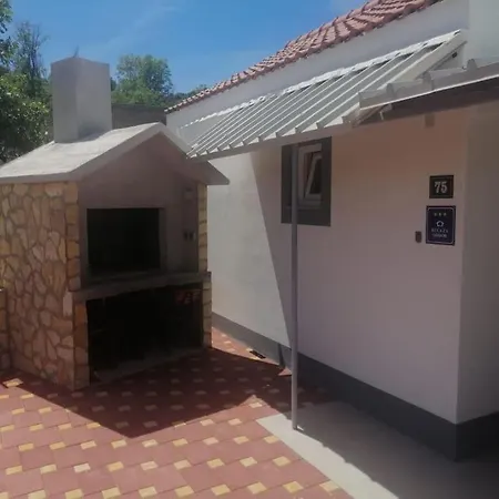 K-20879 Two Bedroom House With Terrace Kasic, بيت للعطل Kasic